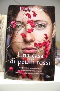 Una casa di petali rossi